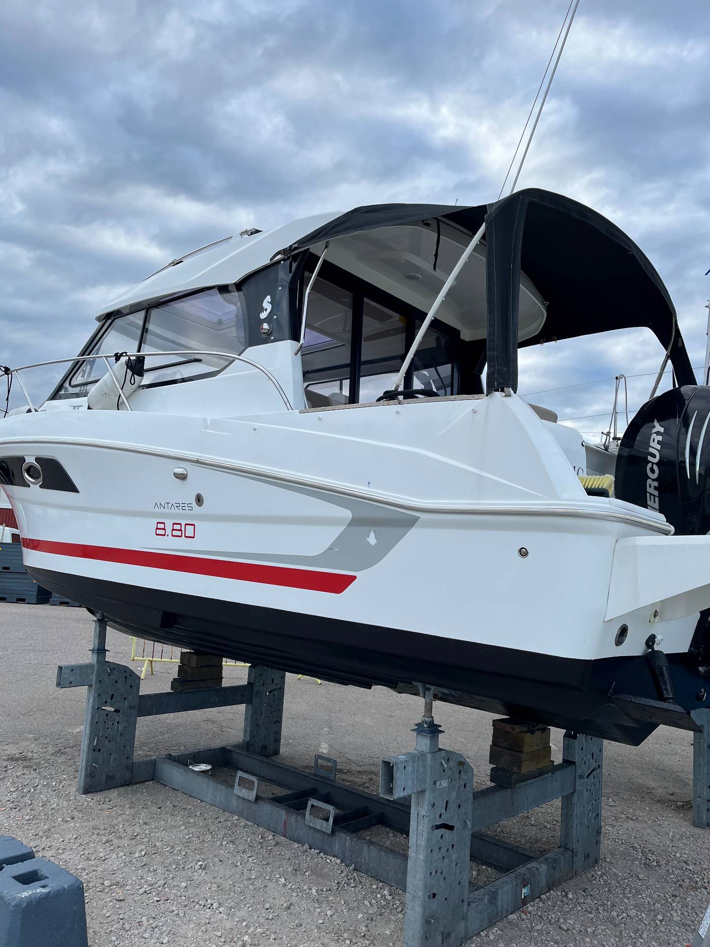 Beneteau Antares 8.80 m/ 250hk Mercury