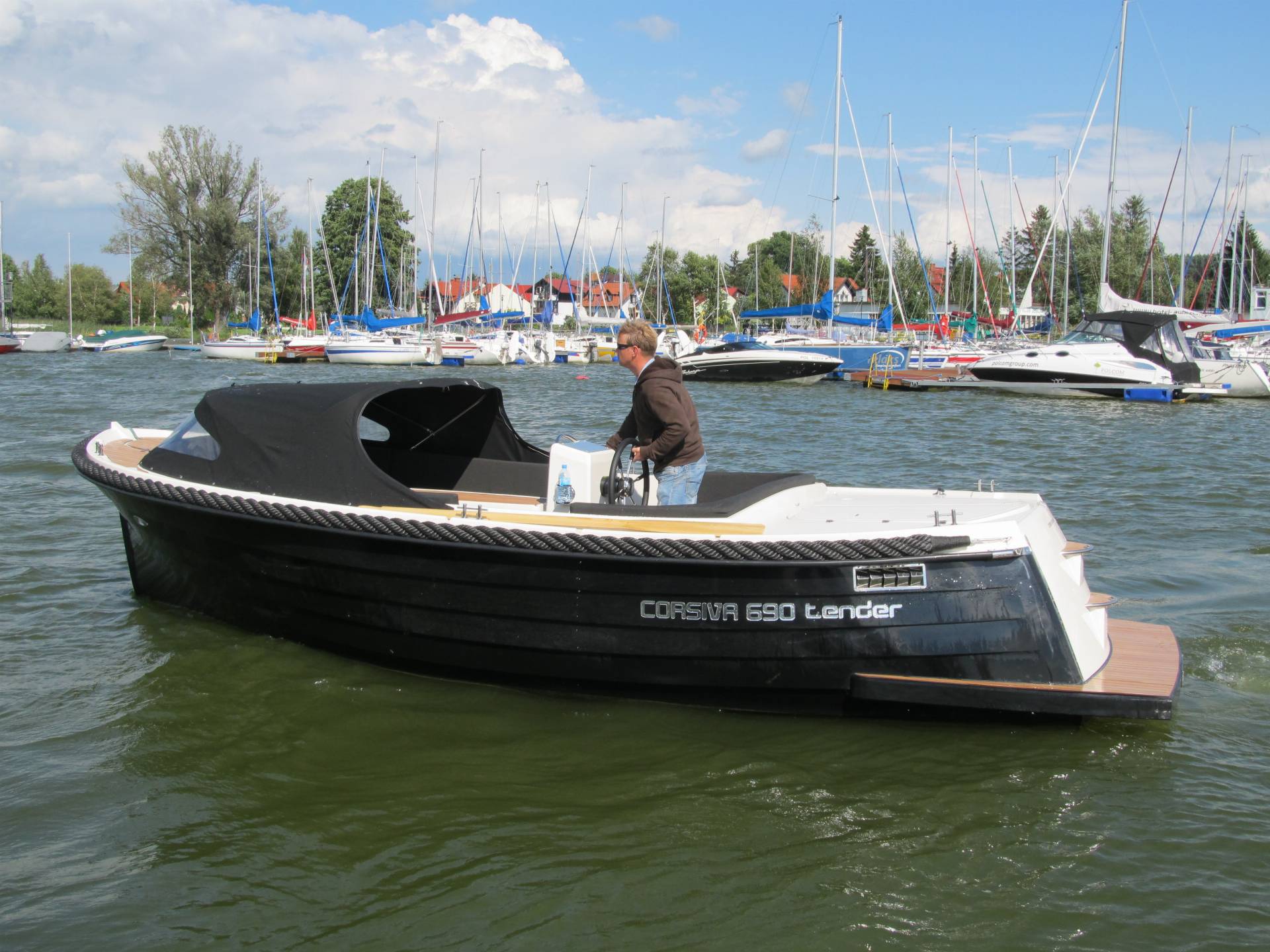 Corsiva 690 Tender - Yamaha 40HK/Udstyr