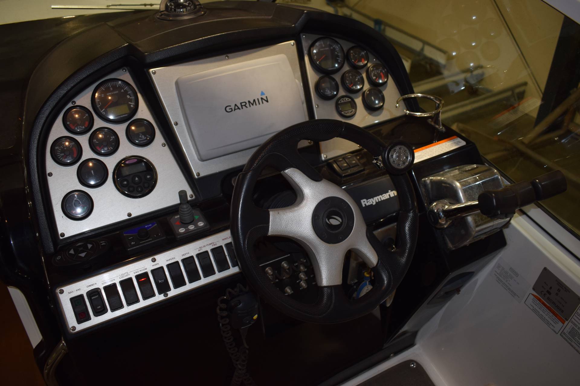 Cruiser Yachts 300 Express - Twin Volvo Penta D3/Udstyr - DIESEL