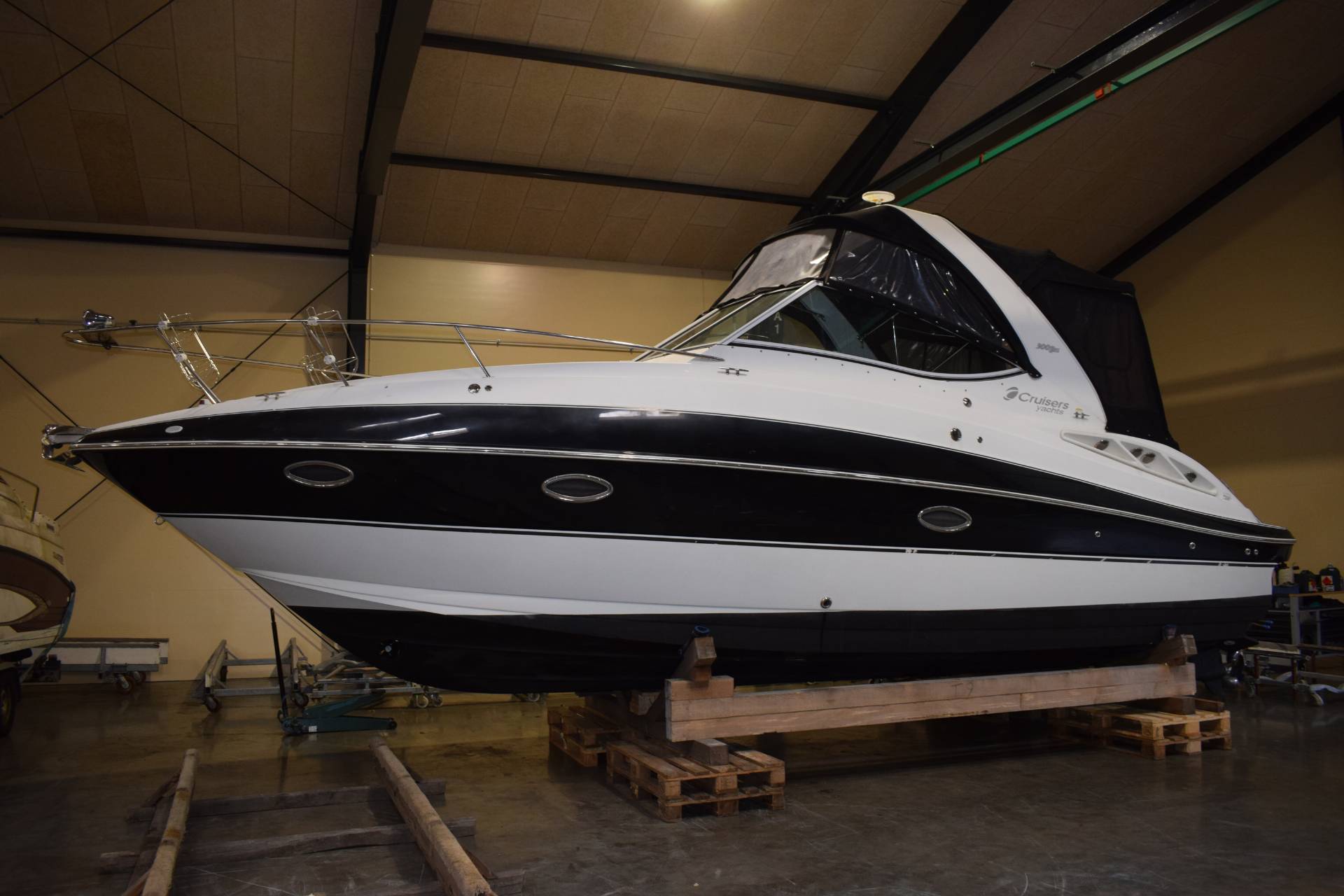 Cruiser Yachts 300 Express - Twin Volvo Penta D3/Udstyr - DIESEL