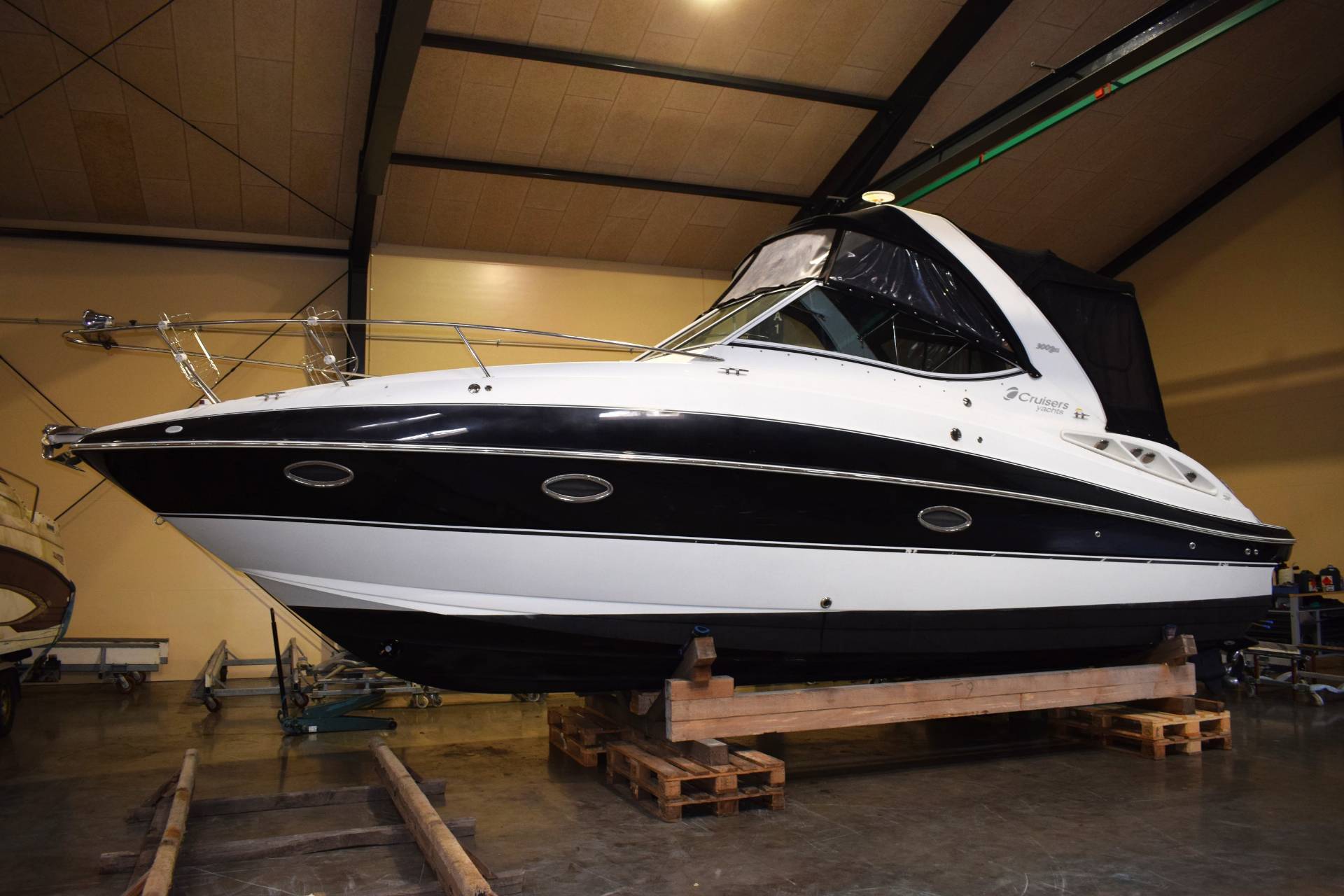 Cruiser Yachts 300 Express - Twin Volvo Penta D3/Udstyr - DIESEL