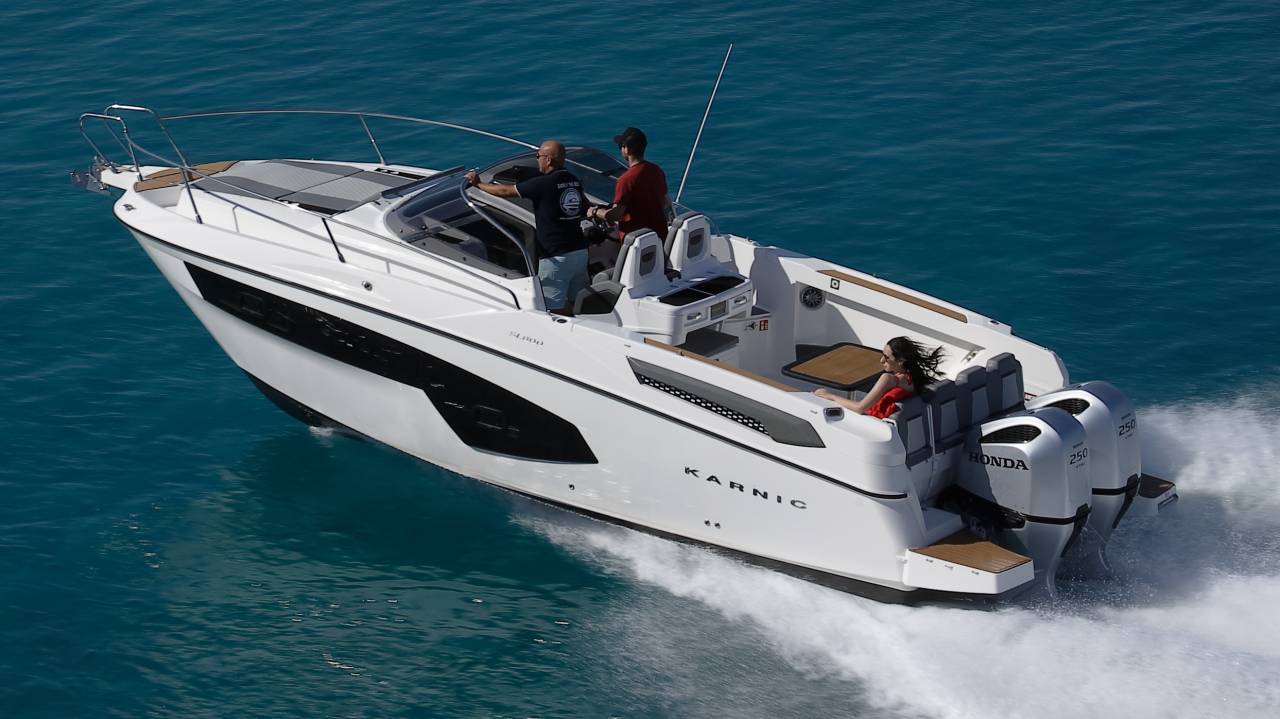 Karnic SL800 - F375 XTO - V8 Yamaha/Udstyr