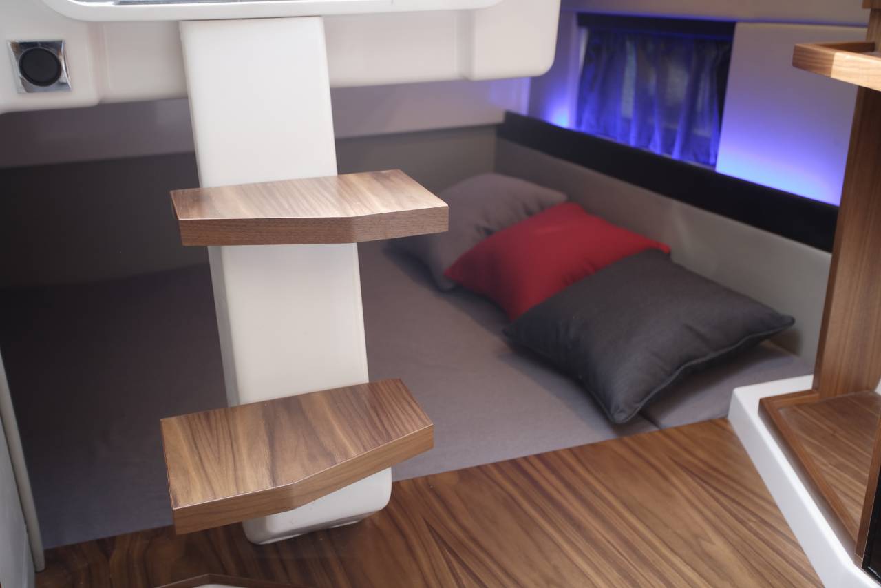 Karnic SL800 - F375 XTO - V8 Yamaha/Udstyr