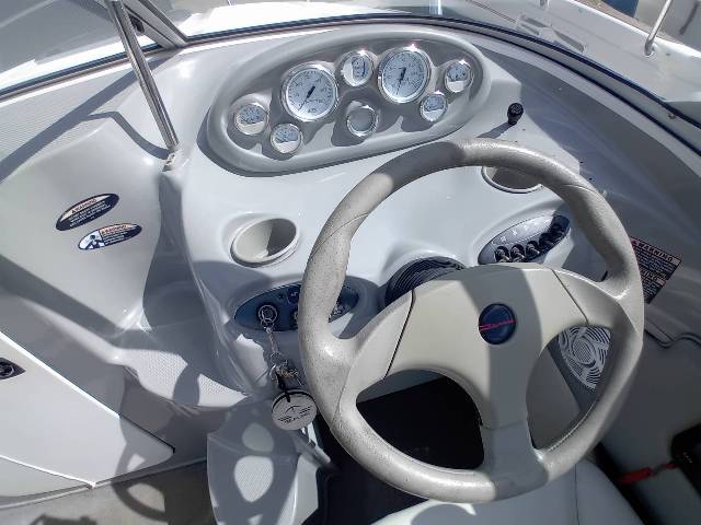 Bayliner Capri 212 - 260 HK Mercruiser 5.0L/Udstyr
