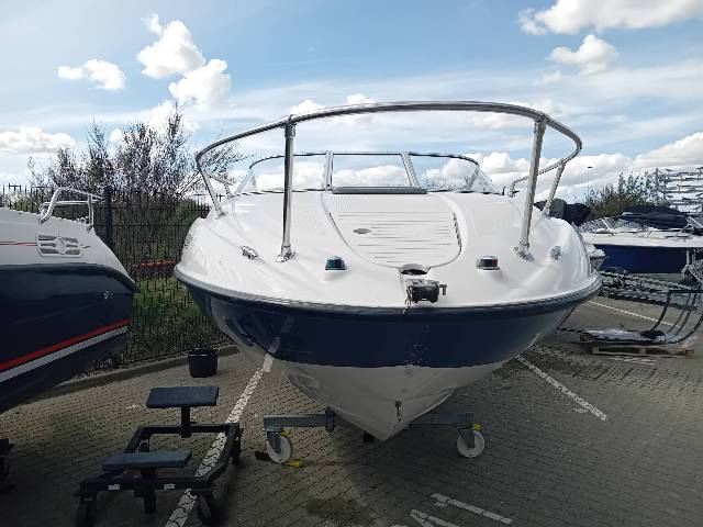 Bayliner Capri 212 - 260 HK Mercruiser 5.0L/Udstyr