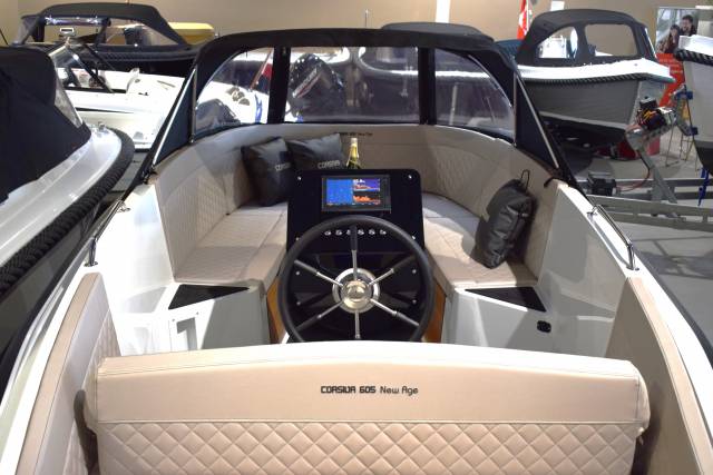 Corsiva 605 New Age - 25 HK Yamaha og udstyr