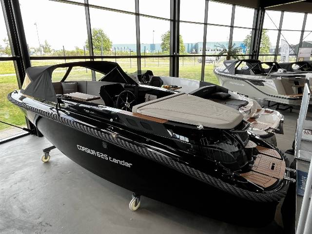 Corsiva 625 Tender 25 HK Yamaha/Udstyr