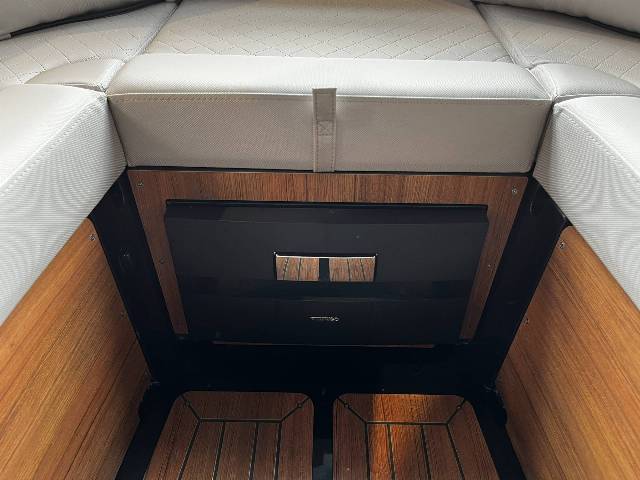 Corsiva 625 Tender 25 HK Yamaha/Udstyr