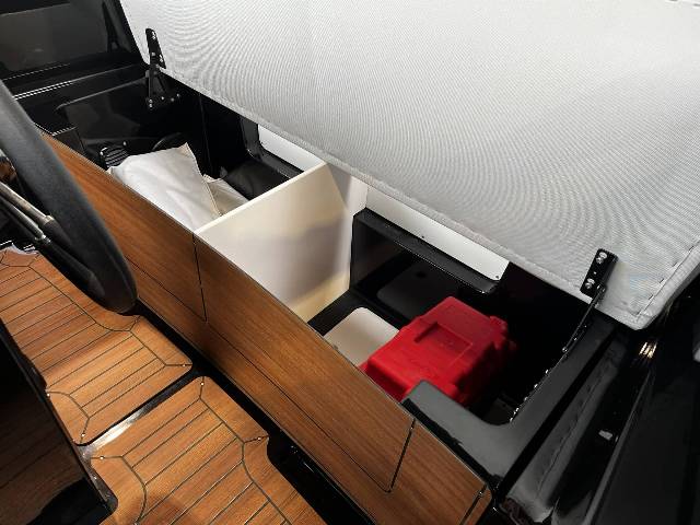 Corsiva 625 Tender 25 HK Yamaha/Udstyr